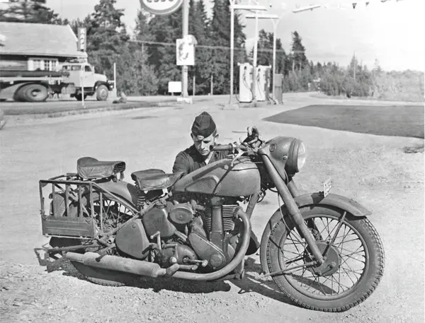 Motorsykkel foran Esso-bensinstasjon. Foto: MiA.