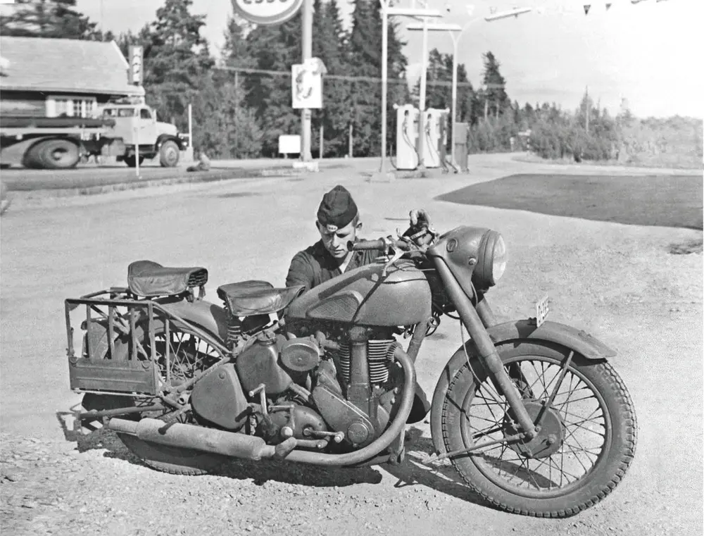 Motorsykkel foran Esso-bensinstasjon. Foto: MiA.