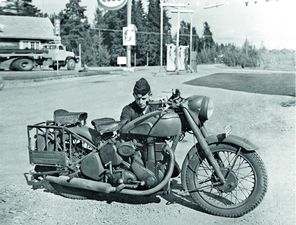Motorsykkel foran Esso-bensinstasjon. Foto: MiA.