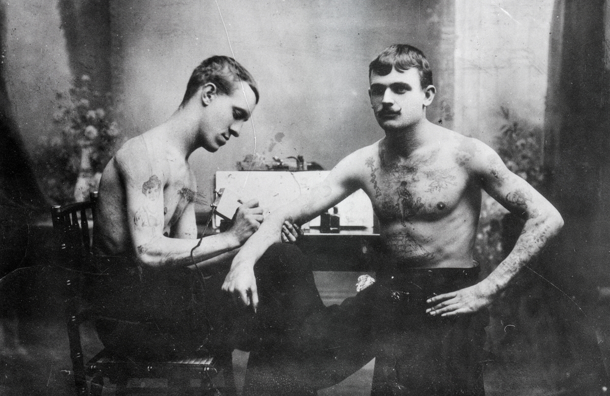 Tatueraren Gustafsson Carl i verksamhet. "Tatueringskalle". Foto i Gustafssons ateljé, Göteborg. (Sic.)

Tatureraren på bilden är enligt givaren inte Gustafsson utan Axel Wilhelm Johansson.