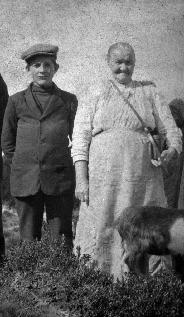 Gruppe 6. Nordvisetra i Åmot. F.v. ukjent, Erling Andersen 1894-1945, Syverine Holen 1846-1931, ukjent, ukjent, ukjent. Syverine var budeie ved Nordvie i Ottestad.