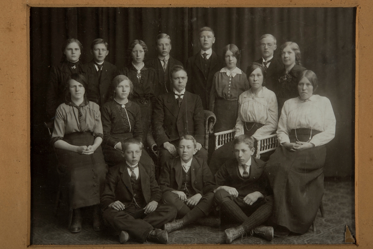 Gruppe 16.  Vallset Fortsettelsesskole, 1914-1915. 
Første rekke fra venstre: Hans Refsahl ( f 24/2-1900), .... Fossengen ? Einar Bjertingstad (f 5/10-1895)? Lars Holen. 
Andre rekke fra venstre: ukjent, ukjent, Lærer Anders Mygland (f 16/4-1888), Marthe Lie ( f 10/2-1898), Karen Lie ( f 3/2-1900), Anna Lie (Bjerkan) (f 5/6-1896).
Tredje rekke fra venstre: Ukjent, Ukjent, Ukjent, Mons Hekneby, ukjent, Lina Klafstad ( 27/11-1898),  Nils Hågenrud (f 23/11-1899), Borghild Hval (Mygland) (f 3/3-1899).