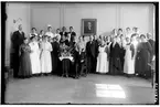 Hålahults sanatorium, interiör, gruppbild, man stående direkt till vänster om Wallers porträtt Ivar Pettersson, gårdskarl, chaufför, vaktmästare, bror till chaufför Folke Pettersson make till Dagny Pettersson