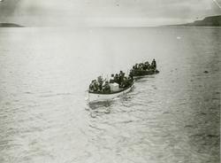 Bildtext: "Lilla Aeolus bogserar i Ekman Bay"
'Lilla Aeolus'