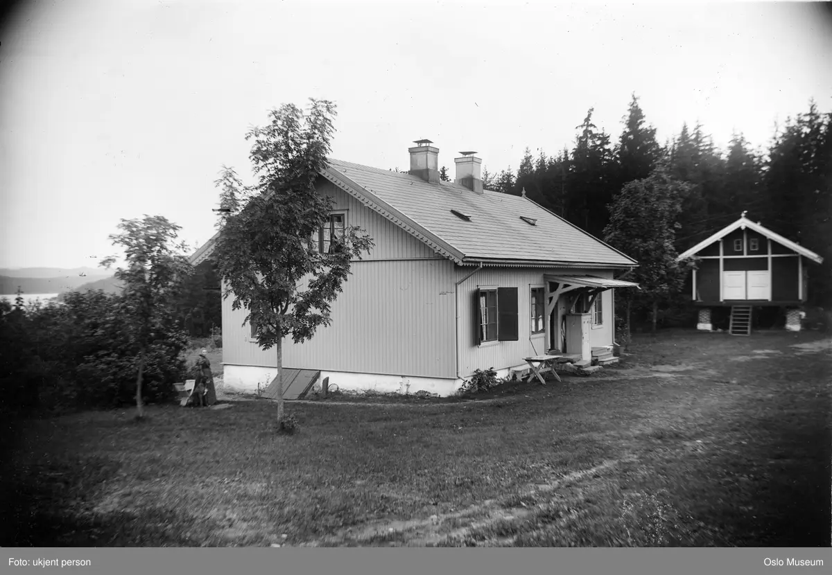 gårdstun, bolighus, kjellerlem, stabbur, hage, kvinne