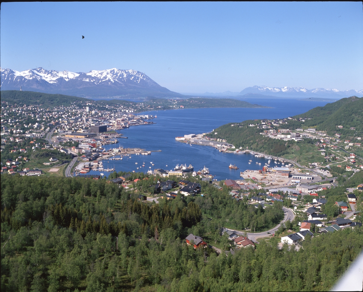 Flyfoto fra Harstadbotn og Gangsås. Byen i bakgrunnen.