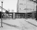 Fr v. Telefonkiosk modell 1941 har glasrutor på sidorna och är öppen nertill. Kiosken är i huvudsak gjord i metall, telefonkiosk Tele-reklam årsmodell 1945, telefonkiosk årsmodell 1961 med fönster av härdat glas och>> rundade i hörnen och telefonkiosk årsmodell 1964 med väggar av härdat glas.