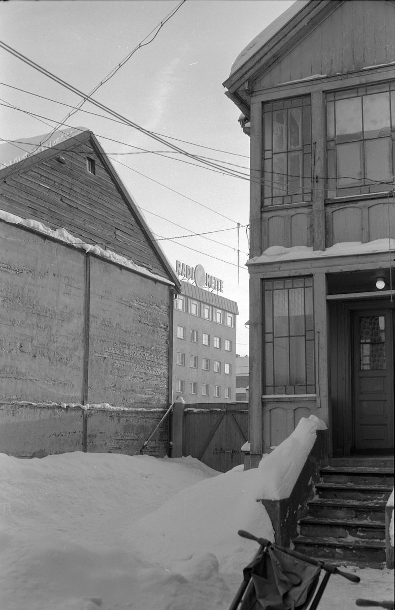 Hamar. GRØNNEGT. 43 TIL HØYRE, NR. 41 TIL VENSTRE. BAKGÅRDEN. 