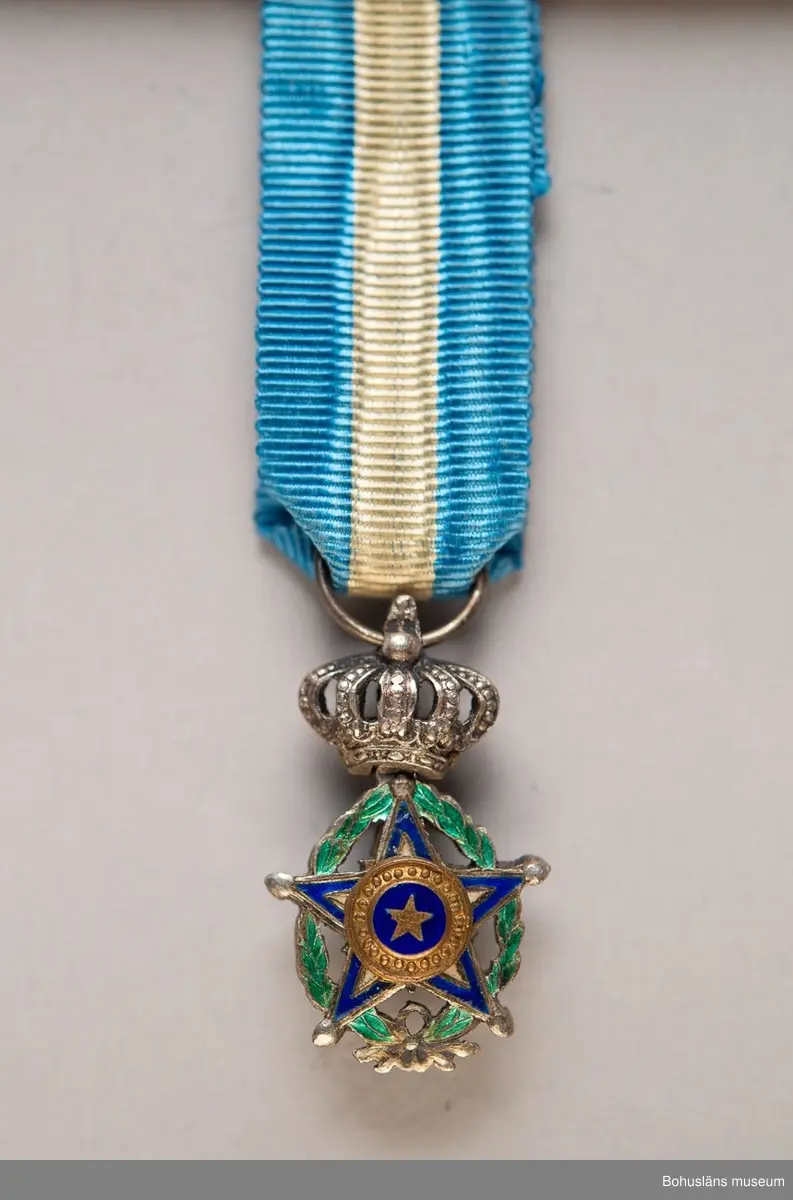 Tolv ordensminiatyrer fördelade och fastsydda på två nålar av guldfärgad metall.

Ur punktnummerkatalogen 1958-1976:
Kapten E. Göransson, Kungsbacka