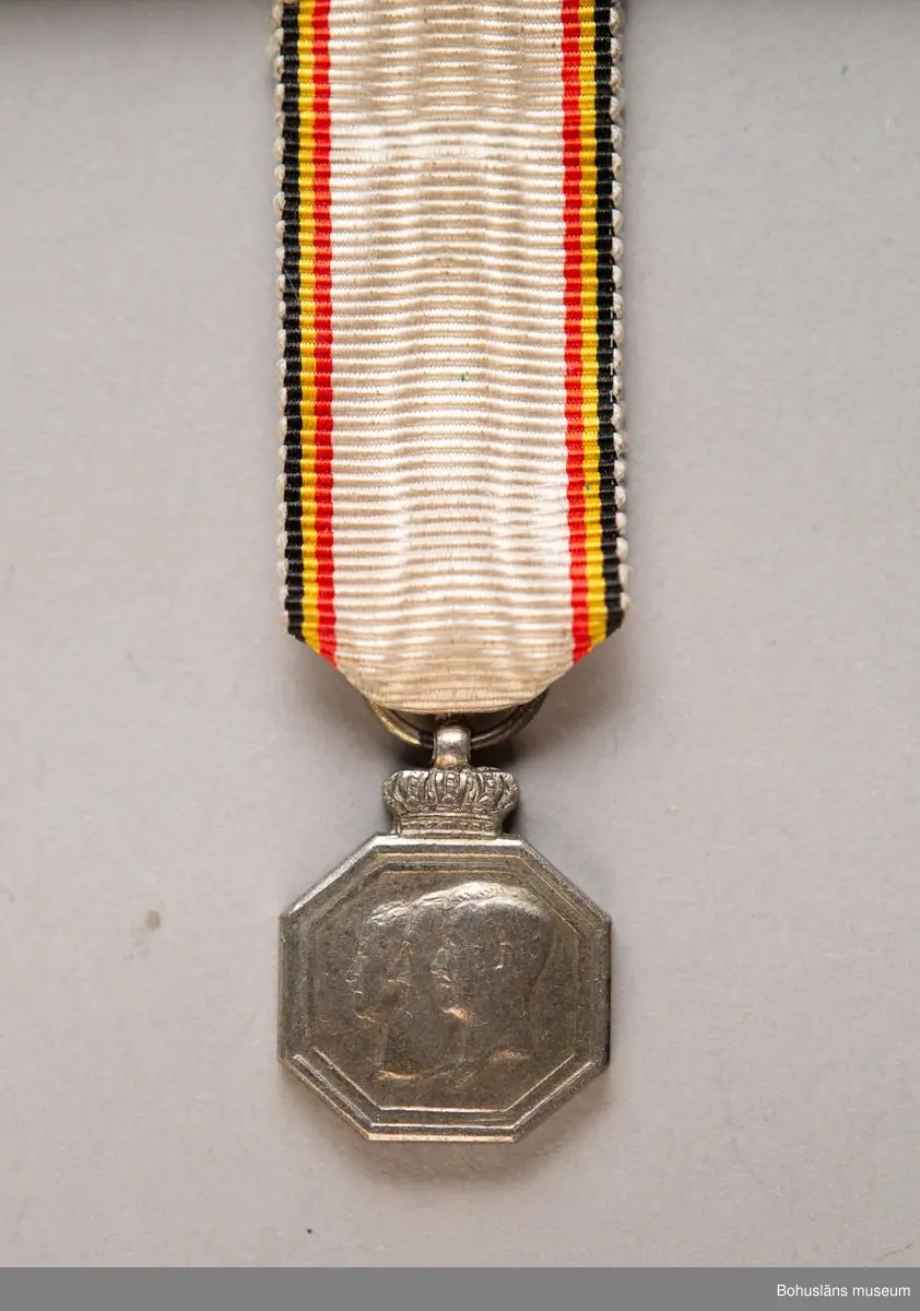 Tolv ordensminiatyrer fördelade och fastsydda på två nålar av guldfärgad metall.

Ur punktnummerkatalogen 1958-1976:
Kapten E. Göransson, Kungsbacka