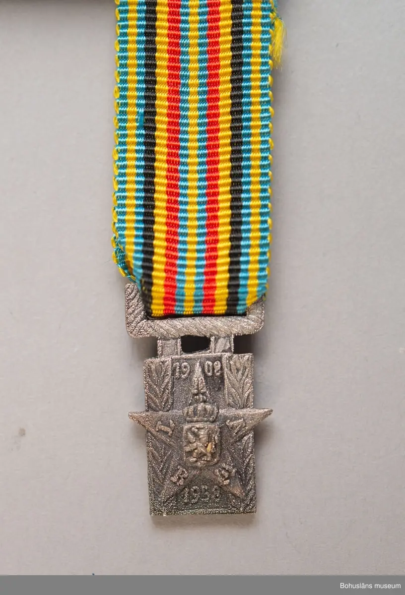 Tolv ordensminiatyrer fördelade och fastsydda på två nålar av guldfärgad metall.

Ur punktnummerkatalogen 1958-1976:
Kapten E. Göransson, Kungsbacka