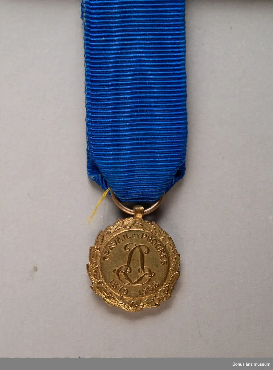 Tolv ordensminiatyrer fördelade och fastsydda på två nålar av guldfärgad metall.

Ur punktnummerkatalogen 1958-1976:
Kapten E. Göransson, Kungsbacka