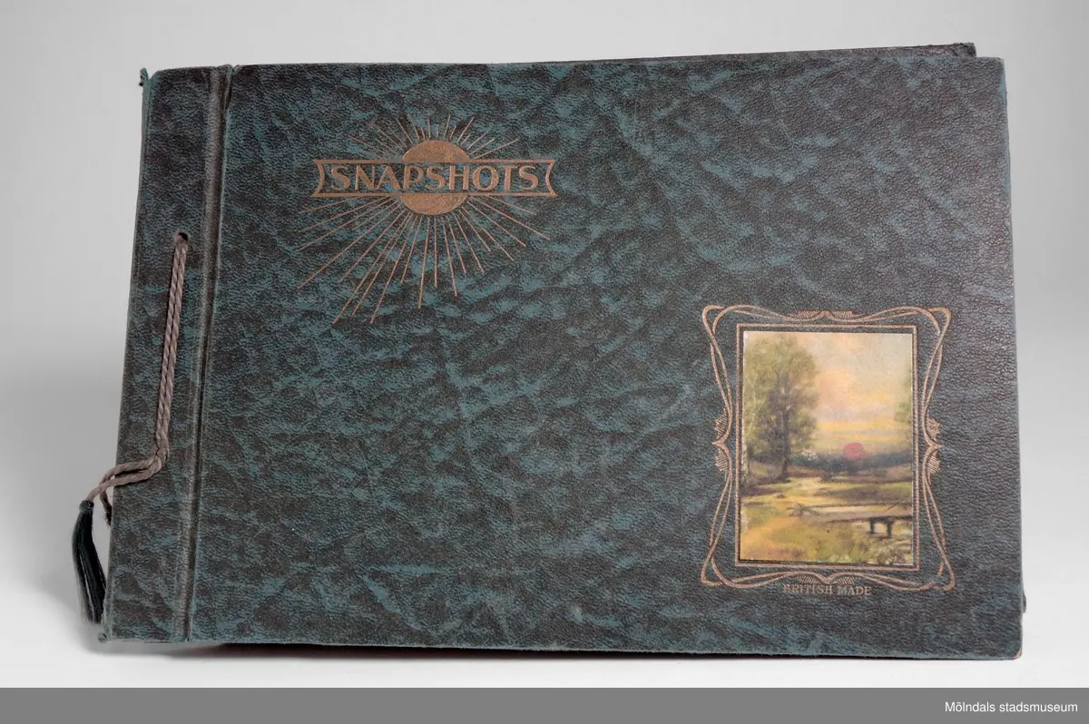 Fotografialbum som tillhört missionären Helga Andreasson. Albumet börjar med bilder från Roodeport 1932.

Helga Andreasson växte upp i Mölndal och efter avslutad skolgång utbildade hon sig till sjuksköterska och diakonissa vid Bräcke diakonianstalt. År 1931 reste hon ut till Zululand i Sydafrika och arbetade där som missionär för Svenska Kyrkans Mission. I närmare 40 år kom Helga Andreasson att arbeta i Sydafrika med kyrka och mission. 

Givaren Lilly Nygren är syster till Helga Andreasson, som var äldsta systern i en barnskara av sex.
Foton, diabilder, böcker mm. efter Helga Andreasson finns förvarade i Föreningsarkivet i Mölndal.