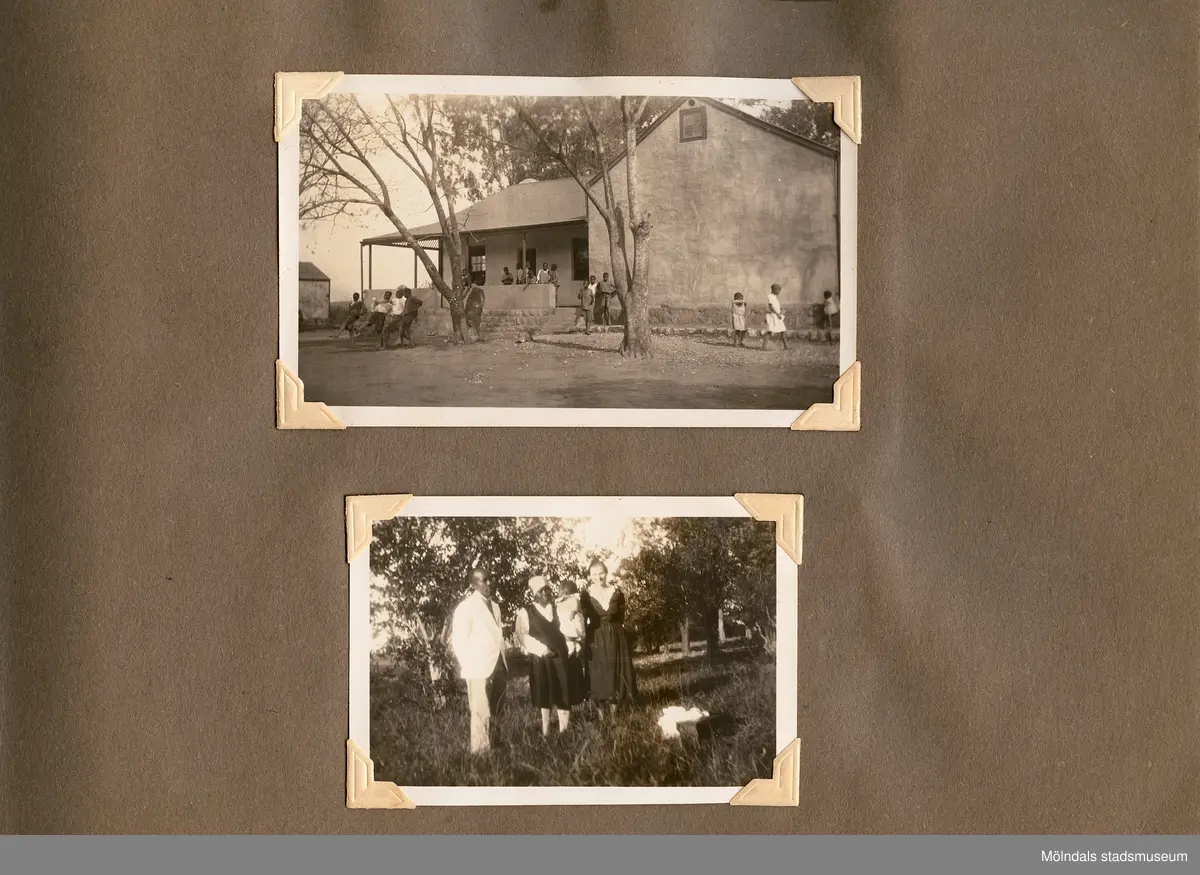 Fotografialbum som tillhört missionären Helga Andreasson. Albumet börjar med bilder från Roodeport 1932.

Helga Andreasson växte upp i Mölndal och efter avslutad skolgång utbildade hon sig till sjuksköterska och diakonissa vid Bräcke diakonianstalt. År 1931 reste hon ut till Zululand i Sydafrika och arbetade där som missionär för Svenska Kyrkans Mission. I närmare 40 år kom Helga Andreasson att arbeta i Sydafrika med kyrka och mission. 

Givaren Lilly Nygren är syster till Helga Andreasson, som var äldsta systern i en barnskara av sex.
Foton, diabilder, böcker mm. efter Helga Andreasson finns förvarade i Föreningsarkivet i Mölndal.