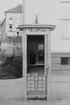 Telefonkiosk, troligen 1931.

1930 års modell byggde på samma konstruktion som 1901 års modell men linjerna har blivit mycket rakare i den mer funktionalistiska stilen. Kiosken blev på detta sätt mindre och tog inte så mycket plats på gatorna. Stommen var av smidesjärn och taket täcktes av kopparplåt. Dörren var i ett stycke till skillnad från 1901 års dubbla dörrar. Fönstren var av hamrat råglas och skyltarna av överfångsglas hade blå text. Kiosken målades oftast i två grå nyanser utvändigt.

Gallret nertill är ett arv från 1901 års modell och så även en hylla av ek samt golvet av ekspjälor. Telefonapparaten var en variant av 1893 års väggtelefon, men tillverkad i plåt. Bredvid denna sattes en myntbox upp.