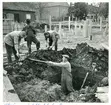 Västerås, Centrum, kv. Heimer.
Utgrävning av timrad brunn, på bibliotekstomten. 1957.