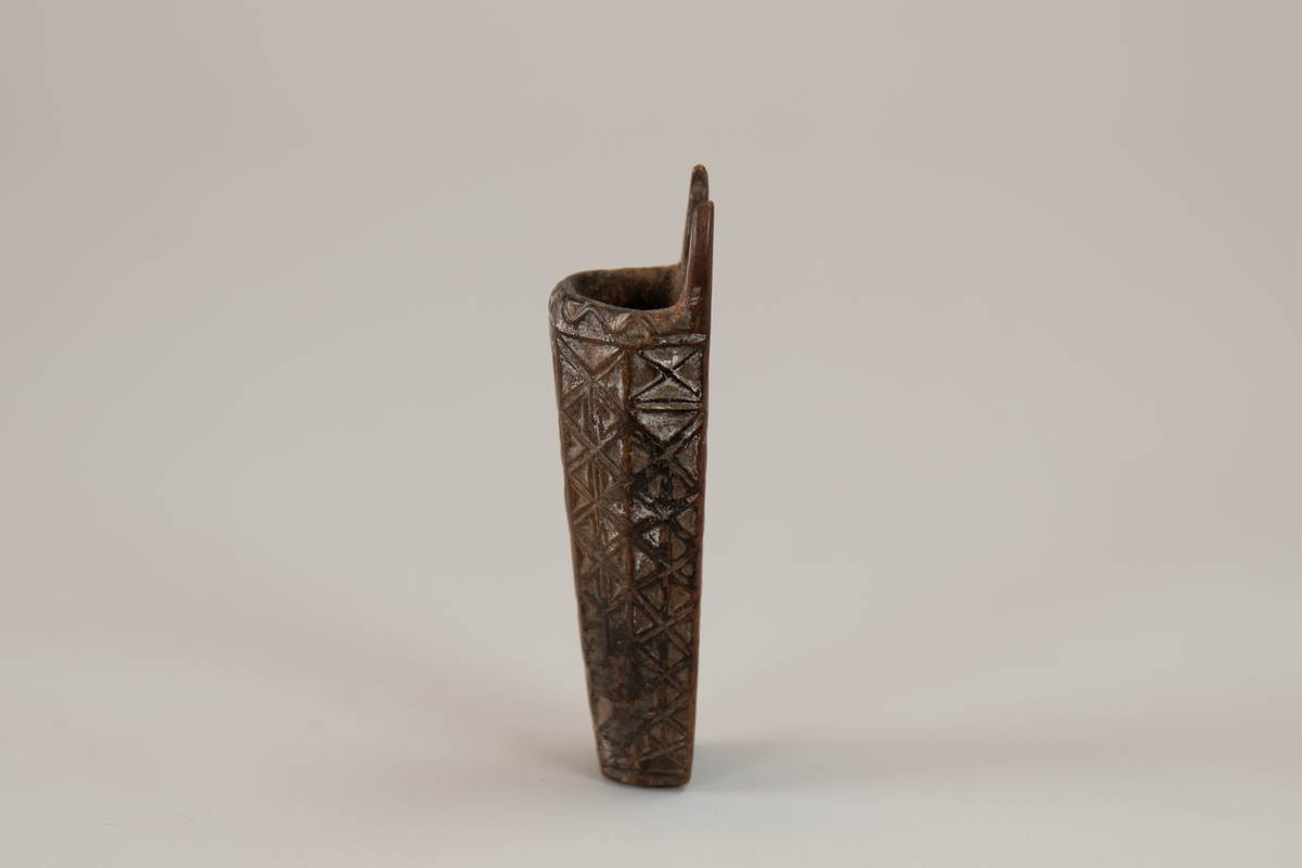 Seilmakerhorn HCS 1799. Av mørkt tre, delvis malt. 
Flatt  på ene side, fasettert på den annen  med   karveskurd.  Innskåret på den flate siden: "   HCS 1799  ".