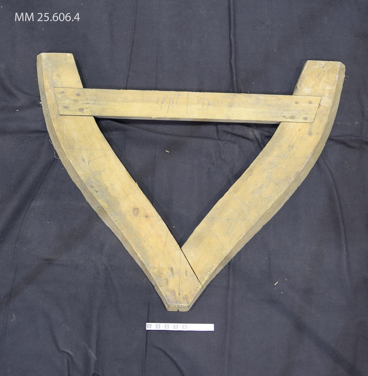 Spantmall av trä, sannolikt gran eller furu. U-formad konstruktion som med tvärslå när öppningen.