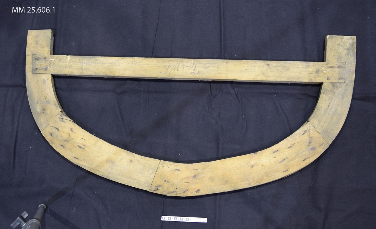 Spantmall av trä, sannolikt gran eller furu. U-formad konstruktion som med tvärslå när öppningen.