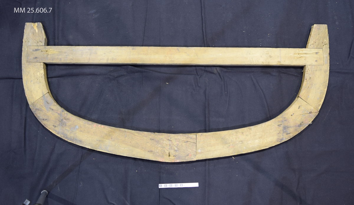 Spantmall av trä, sannolikt gran eller furu. U-formad konstruktion som med tvärslå när öppningen.