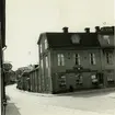 Västerås. Kungsgatan och Apoteket Bävern vid Bondtorget. 1964.