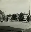 Västerås. Stora torget med Erik Hahrs Brandstation/polishus och Konsum. 1964.