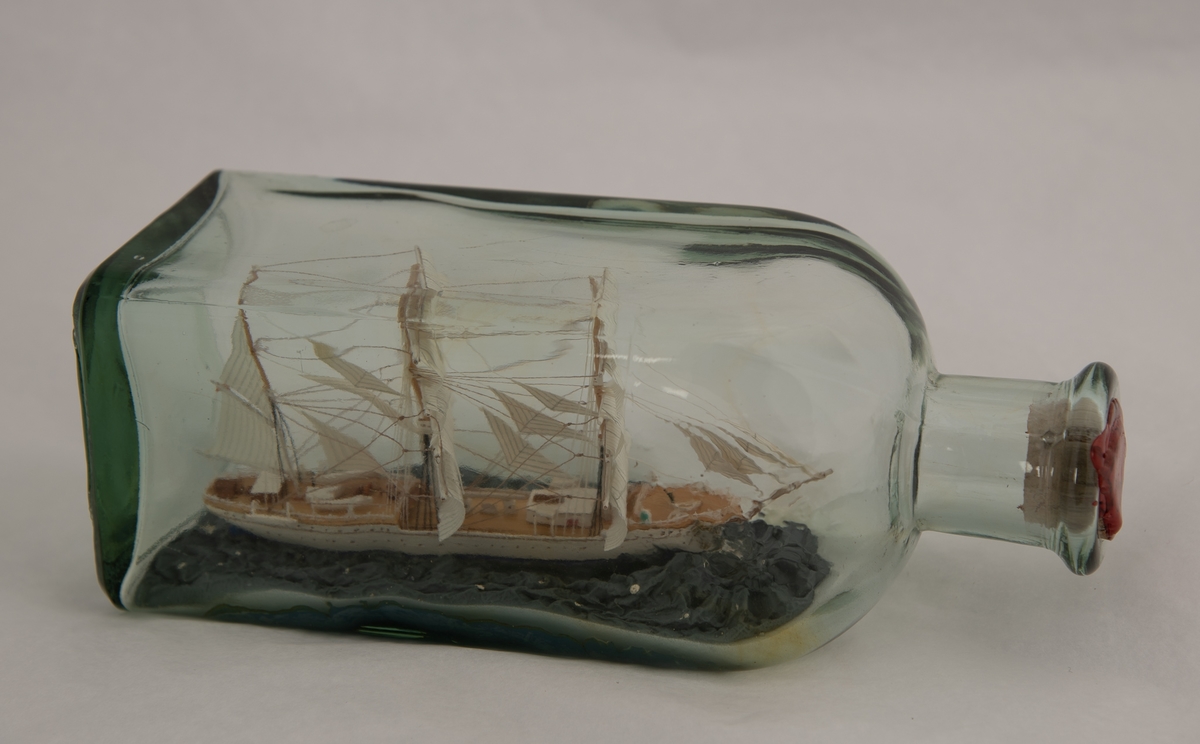 Skoleskipet "Statsraad Lehmkuhl"   Bark med hvitmalt skrog , hvite seil , langt , slankt skrog. Blå sjø.