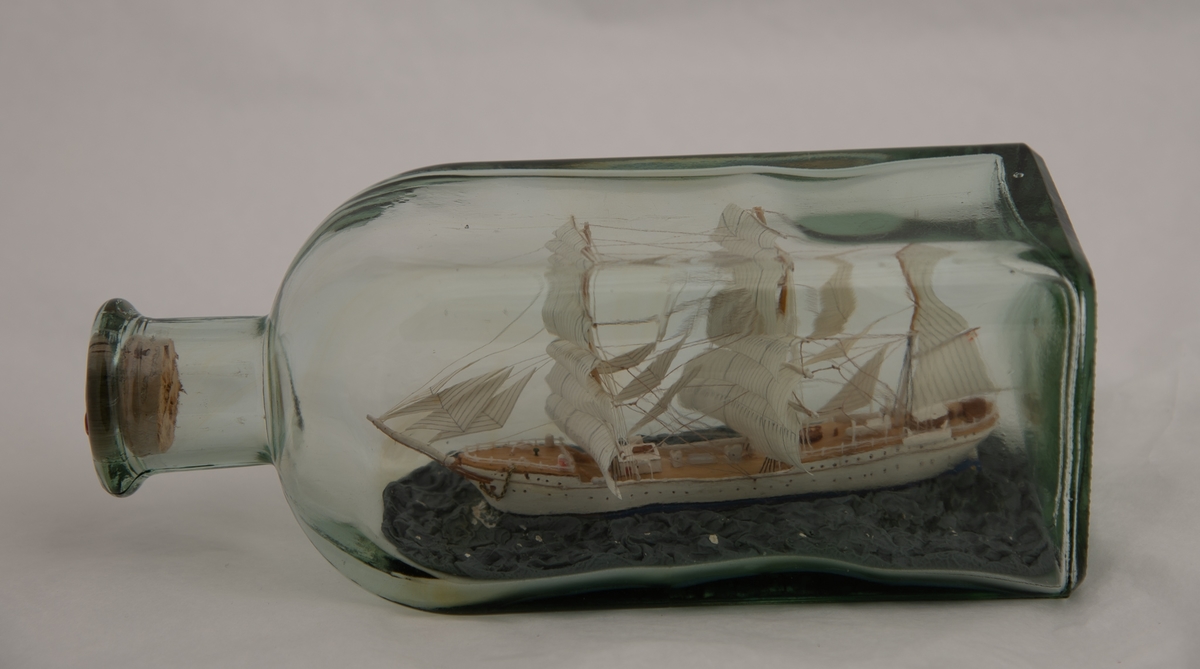 Skoleskipet "Statsraad Lehmkuhl"   Bark med hvitmalt skrog , hvite seil , langt , slankt skrog. Blå sjø.