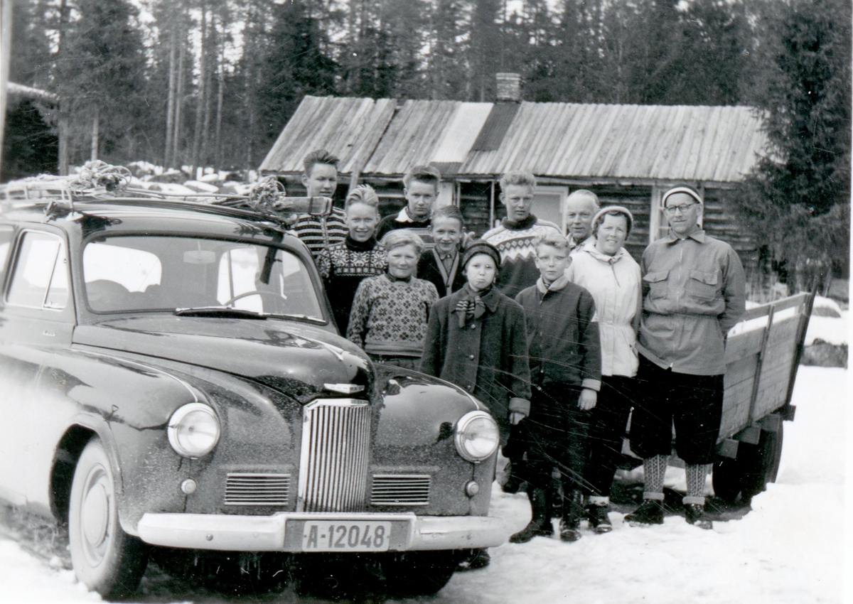 Familien Granheim ved sida av Humber Hawk regnr. A-12048 tilhørende Gunnar Ole Granheim. 
Frå venstre Ola Steingrim (1), Gunnar Ole (2), Svein (3), Lars Kåre (8), Kjell (9), Birgit (4), Olav (10), Kaare (5), Nils (11), Ingrid (6) og Ole (7). Nr i parentes viser til merking i bilde 2