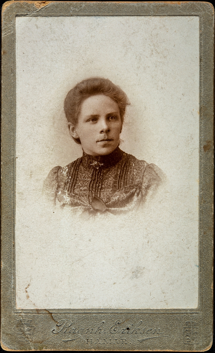 Portrett Helga Dystvold, Gift Kirkeby. Dystvold Ø. 82/5