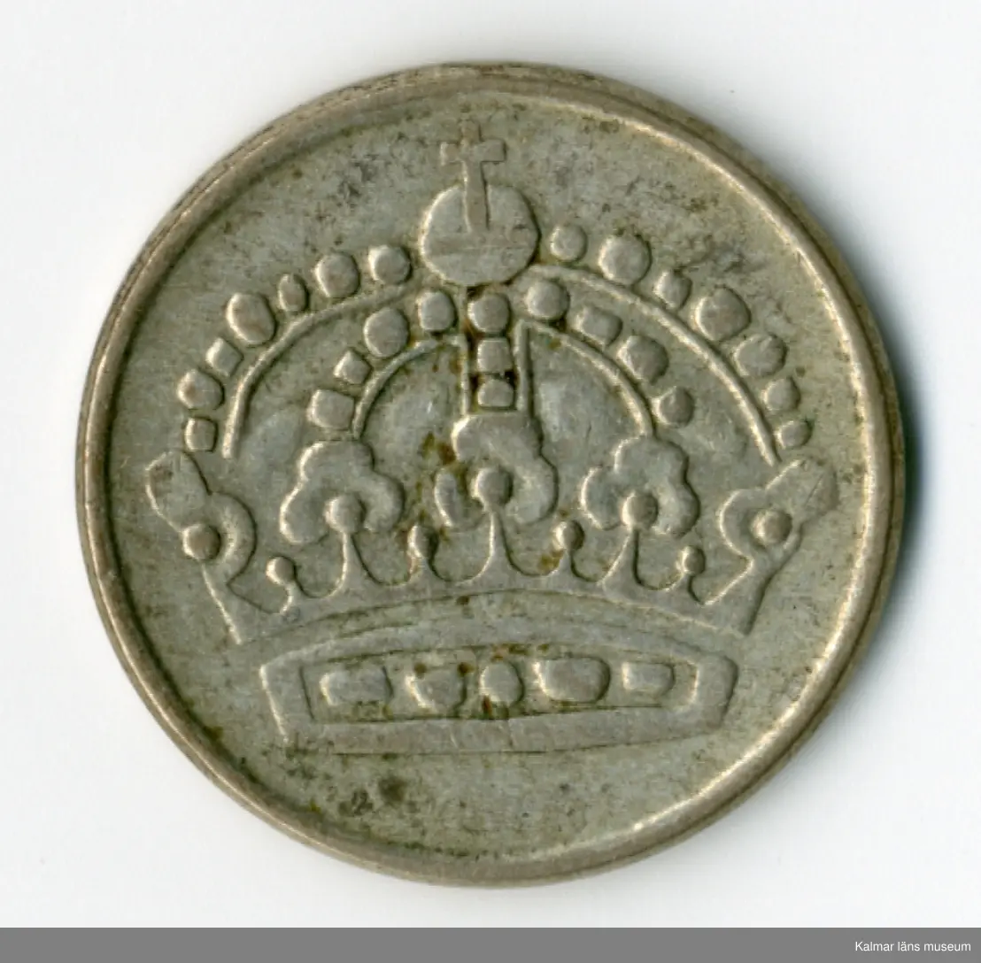 KLM 46167:67 Mynt, av metall, 25 öre. Utgiven 1961. Under Gustaf VI Adolfs tid.