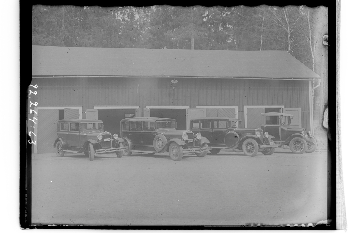 Hållahults sanatorium, exteriör, garaget och bilarna. 
Bilen längst till vänster är en Essex av 1929 års modell, osm ägdes av överläkare Anders Olof Stendahl, Hålahult. Bilen bredvid är en Hudson av 1929 års modell som ägdes av Hålahults Sanatorium. Tredje bilen är en Volvo och längst bort står en Chevrolet lastbil av 1927 års modell.