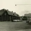 Västerås. Munkgatan med Bomanska gården och IC bensinstation. 1959.