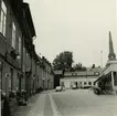 Västerås. Bondtorget mot norr, med apoteket Bävern, domkyrktorn m.m. 1964.