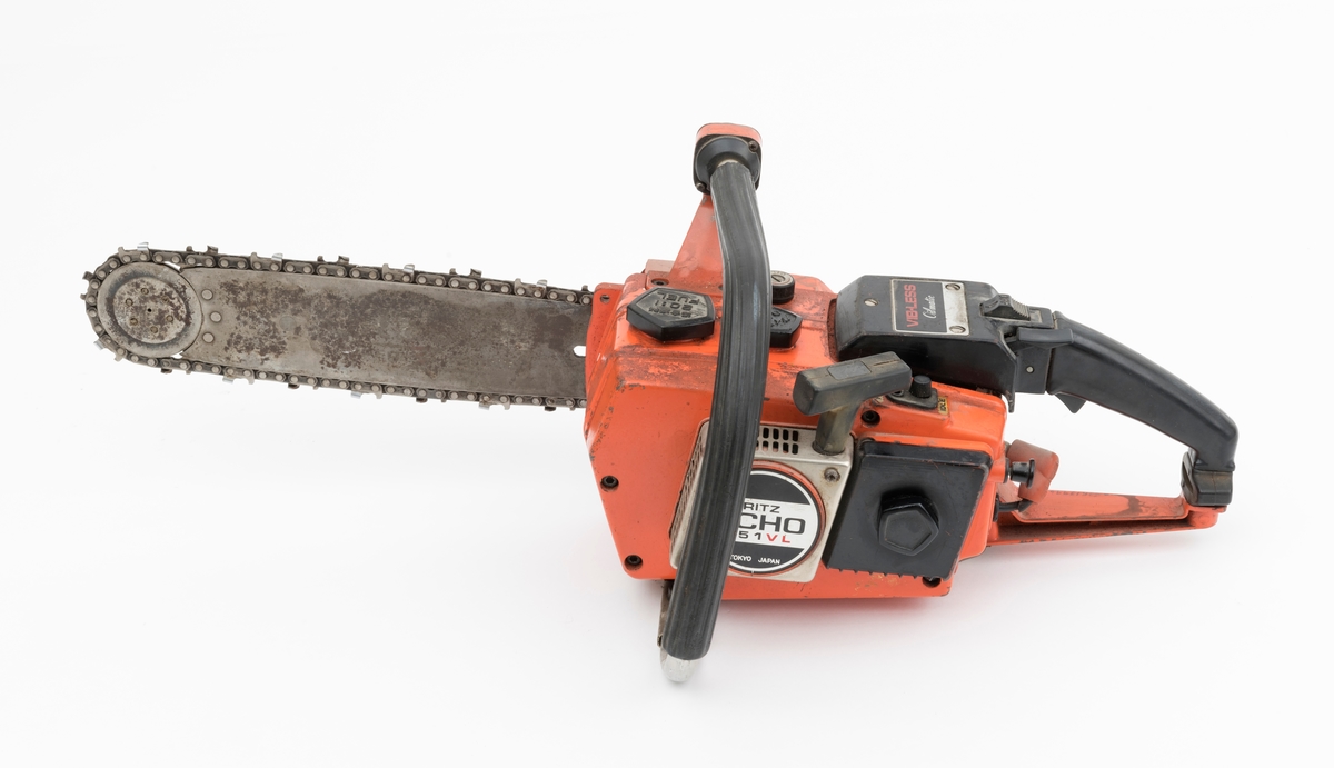 Motorsag av typen Echo CS 451VL med påmontert sverd og sagkjede. For registrator ser saga ut til å være komplett.  Sagas komponenter er i hovedsak av metall, noen deler i hardplast og gummi. Saga har liggende sylinder i bakkant av motorkroppen med  eksospotte (lyddemper) vendt ut på høyres side. Tennpluggen ses rett inn for det bakre håndtaket. Luftfilteret er plassert på venstre side av sagkroppen. Oljetank og bensintank er plassert framme på sagkroppen med påfylling oppå. (Bensintanken  er helt i front.) Bakre håndtak er utformet som et pistolgrep med gasshendel montert i håndtaket. Festepunktene for håndtaket er utstyrt med vibrasjonsdempende gummielementer. Fremre bøyle, som omslutter saga, er på undersiden av sagkroppen festet til en metallramme. Bøylen strekker seg fra undersiden til utsiden av sagas venstre side, deretter over olje- og bensintanken til innfestingen på høyre side oppe på sagkroppen. Gummielementer i bøylens festepunkter reduserer vibrasjonene fra motoren og sagkjedet. Bøylen er polstret med et riflete gummibelegg. 

Saga har utvendig justerings av tomgangshastigheten og oljetilførsel. 
For en mer detaljert innsikt i sagas bruk og tekniske spesifikasjoner, se vedlagt instruksjonshefte (engelsk) under fanen "Referanser til filer".

Ut fra en medfølgende lapp til saga og andre kilder, gjengis det her noen tekniske spesifikasjoner: 
Sylindervolum: 44,3 kubikkcentimeter
Vekt: 6,5 kg / 5,1 kg (tomme tanker, uten sverd og kjede) 
Bensintank: 0,57 liter.
Olje: 0,25 liter.