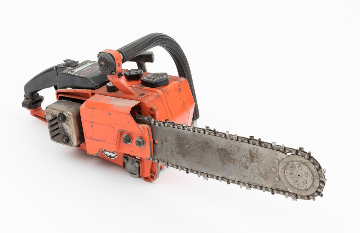 Motorsag av typen Echo CS 451VL med påmontert sverd og sagkjede. For registrator ser saga ut til å være komplett.  Sagas komponenter er i hovedsak av metall, noen deler i hardplast og gummi. Saga har liggende sylinder i bakkant av motorkroppen med  eksospotte (lyddemper) vendt ut på høyres side. Tennpluggen ses rett inn for det bakre håndtaket. Luftfilteret er plassert på venstre side av sagkroppen. Oljetank og bensintank er plassert framme på sagkroppen med påfylling oppå. (Bensintanken  er helt i front.) Bakre håndtak er utformet som et pistolgrep med gasshendel montert i håndtaket. Festepunktene for håndtaket er utstyrt med vibrasjonsdempende gummielementer. Fremre bøyle, som omslutter saga, er på undersiden av sagkroppen festet til en metallramme. Bøylen strekker seg fra undersiden til utsiden av sagas venstre side, deretter over olje- og bensintanken til innfestingen på høyre side oppe på sagkroppen. Gummielementer i bøylens festepunkter reduserer vibrasjonene fra motoren og sagkjedet. Bøylen er polstret med et riflete gummibelegg. 

Saga har utvendig justerings av tomgangshastigheten og oljetilførsel. 
For en mer detaljert innsikt i sagas bruk og tekniske spesifikasjoner, se vedlagt instruksjonshefte (engelsk) under fanen "Referanser til filer".

Ut fra en medfølgende lapp til saga og andre kilder, gjengis det her noen tekniske spesifikasjoner: 
Sylindervolum: 44,3 kubikkcentimeter
Vekt: 6,5 kg / 5,1 kg (tomme tanker, uten sverd og kjede) 
Bensintank: 0,57 liter.
Olje: 0,25 liter.