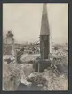 På bilden syns en förstörd soldatkyrkogård med gravar från Fransk-tyska kriget 1870-1871. En gravmonument har byggds om till en spaningspost.

Originaltext: 