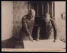 Bilden visar den tyska generalen von Quast tillsammans med överstelöjtnant von Lenz vid ett kartbord.