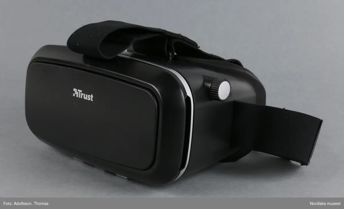 Virtuella glasögon (A-D)

A)Virtuella glasögon av plast. Cyklopformade, med remmar för att spänna fast vid huvudet. Avsedda att använda tillsammans med en smartphone (mobiltelefon), som placeras i ett fack framtill på glasögonen. För ungdomar eller vuxna från 13 år och uppåt. För att få en virtuell upplevelse krävs först att man laddar ned en applikation på internet www.trust.com/virutalreality. Två bilder framträder då framför vardera ögat. När man tittar genom glasögonens båda linser ger bilderna tillsammans en tredimensionell upplevelse av spel, filmer och video. Man får en känsla av att befinna sig i en annan värld. På sidorna av glasögonen finns två vred för inställning av skärpan. B) Säkerhetsföreskrifter C-D)bruksanvisning 

Kartong (332.989 a-b) och torkduk (332.990) ingår i förvärvet.
/Karin Dern 2018-06-11
