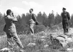 Japanskt studiebesök den 15 juni 1971.
Efter åkturen i pbv fotograferades generalen med telehjälm i handen.
Frv mj Takamoto, genlt Ohkawara och mj Moberg.