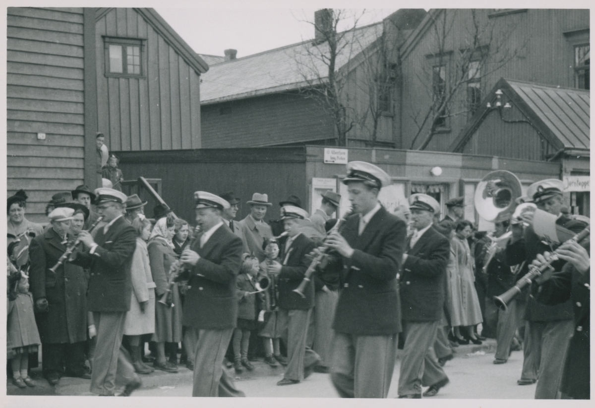 Musikkorps masjerende i Tromsø.