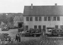 Fabrikken til Trygve Kverneland. Lastebilen til høgre er ein