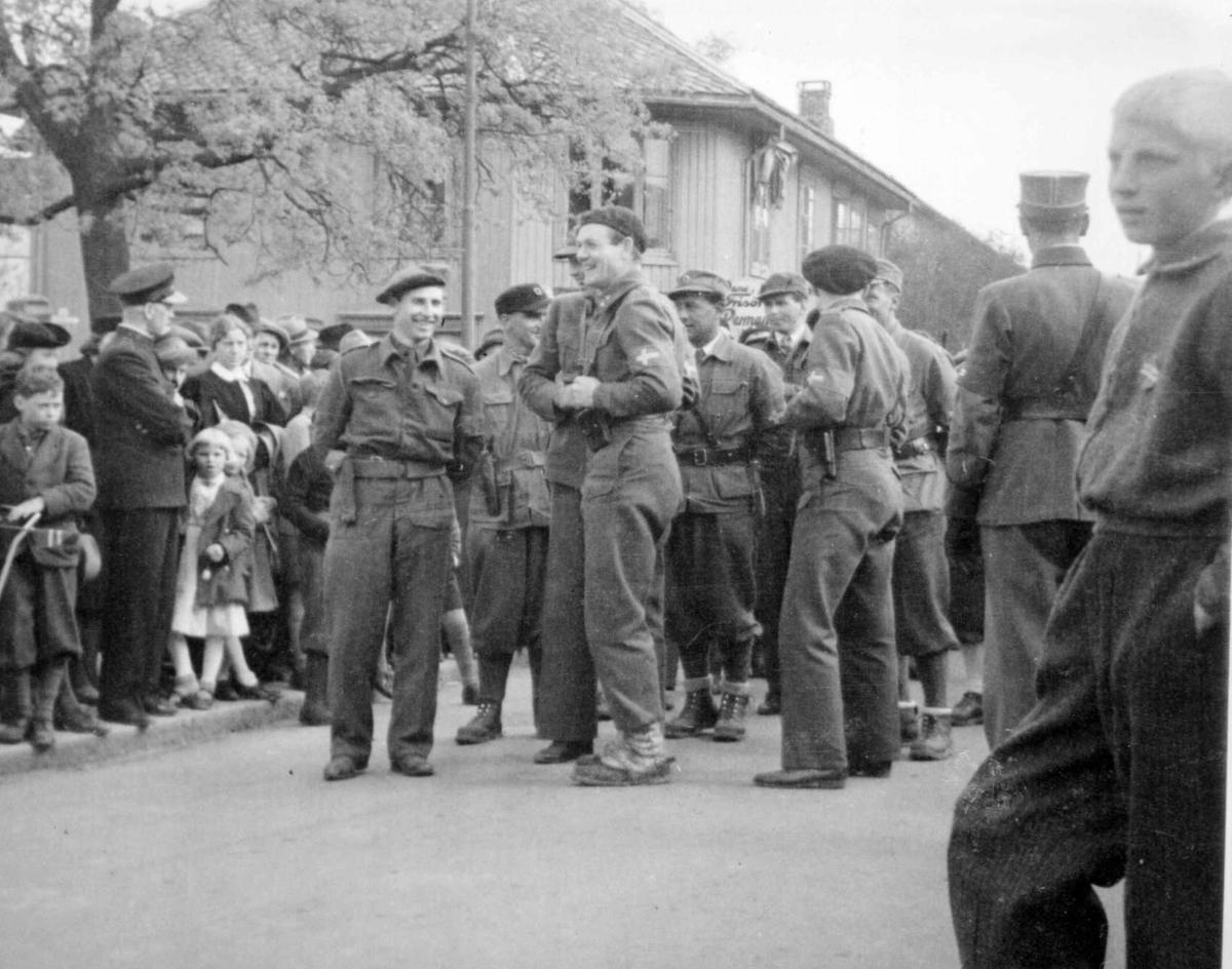 Repro: Hjemmestyrkesoldater i Storgata, Lillehammer 17. mai 1945.