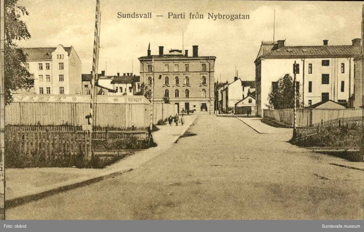 Vykort med motiv över parti av Nybrogatan i Sundsvall.