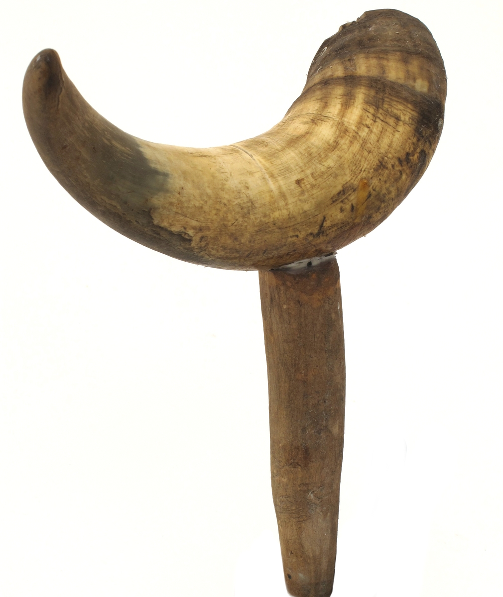 Horn tettet med kork i åpen ende, innfelt pinne for feste i båtripa.
