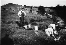 Frå Kalberg. Tenestefolk frå garden til O.G. Kverneland har 