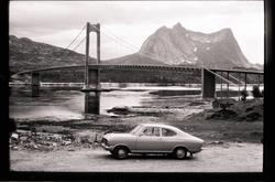 Parkert bil med Efjordbrua i bakgrunnen.