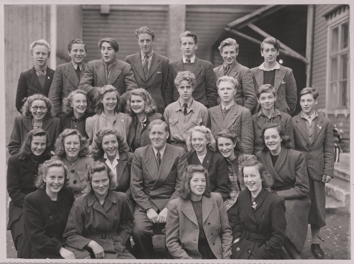 Klassebilde av avgangsklassen på realskolen i 1947.