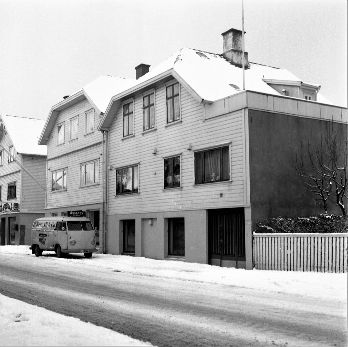 Vinterbilde. Bensinstasjon. Byhus i krysset Tuhauggt./Øvregt. Bestilt av Mobil Bensinstasjon i Øvregt.
