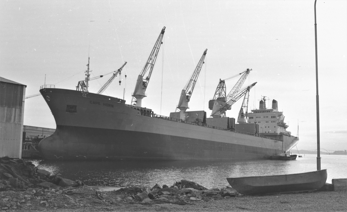 Portrett. M/S Cape Horn ved kai på H.M.V. En folkemenge samlet for å se på skipsdåpen. Taler og overrekkelse av blomster etc. Musikk-korps til stede. Foto fra feiringen på kvelden i etterkant av dåpen. Foto fra Haraldshallen der folk bader. Bestilt av H.M.V.